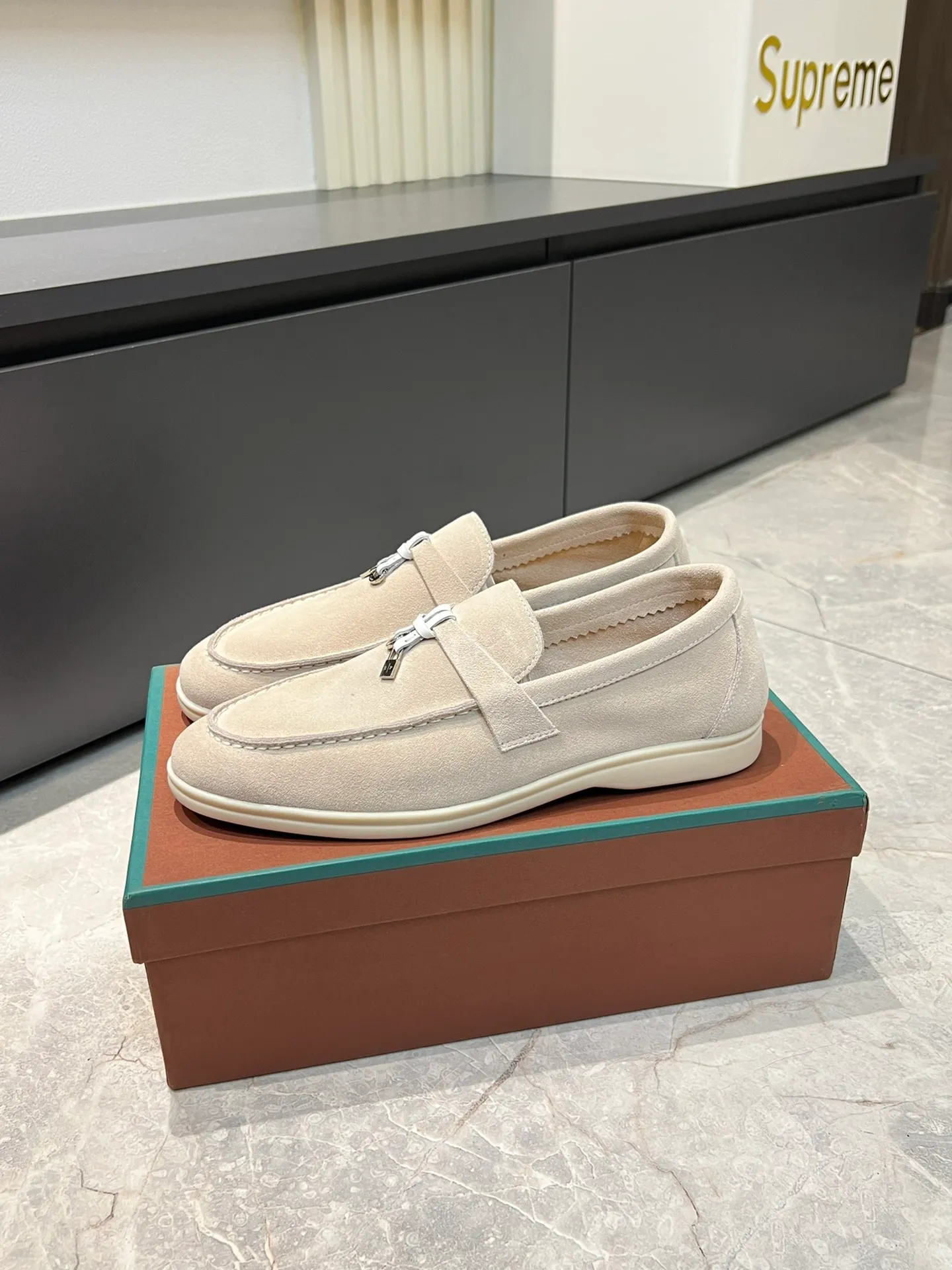 Men's shoes 💰p360 "Loro men's shoes 💰pian'*" Classic L men's shoes for couples 💰p Top version British flat loafers, a must-have item in old money style, the minimalist design is eye-catching and durable, a plus point for dressing The soft foot feel and texture are outstanding. They don’t scratch your feet and are very nice. They are matched with soft and waxy soles. They can be worn daily for a long time without getting tired. They are easy to wear, versatile and classic items, with perfect foot feel and texture! Imported cashmere fabric, the lining is made of imported A-grade water-dyed cow lining, the top version of the genuine leather midsole is sewn with pure handmade mark thread! Size: Female 35-40 (34. Customized) Male 38-44 (45.46. Customized)
